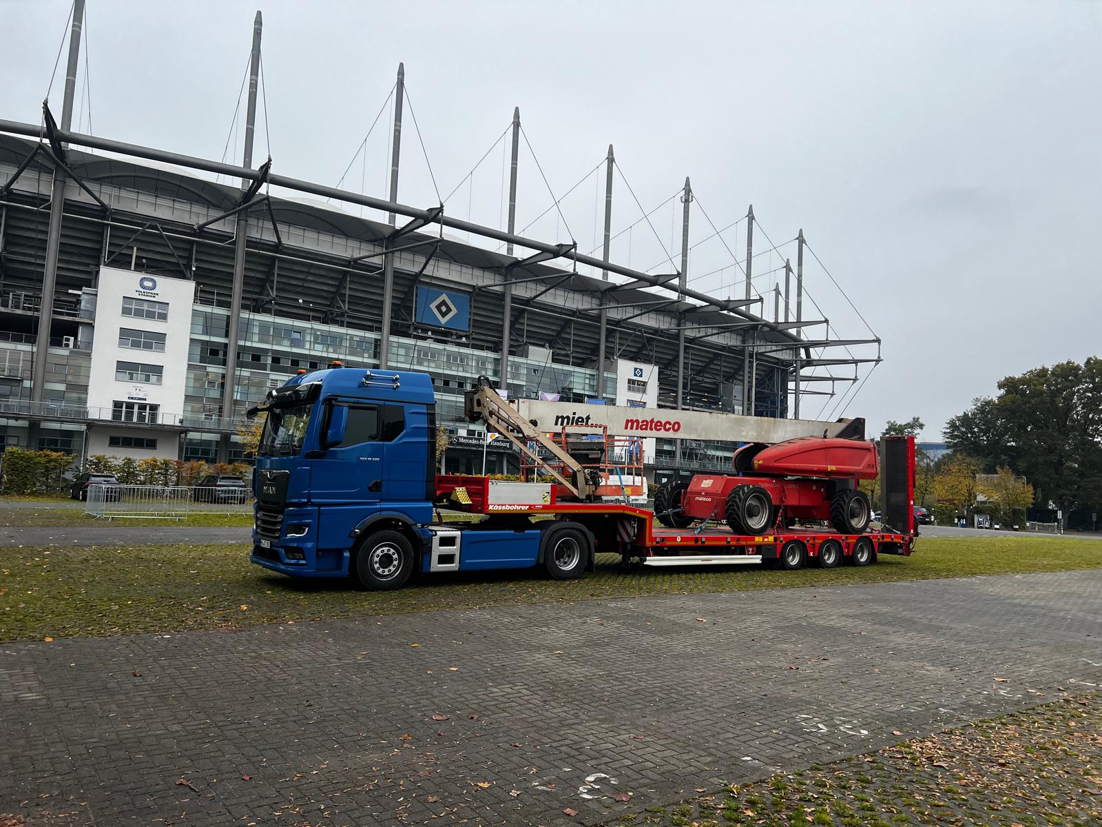 Beladener Tieflader HSV Stadion